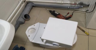 Установка напольного унитаза в Набережных Челнах: монтаж под ключ от СантехДомНбр от 5124 рублей.